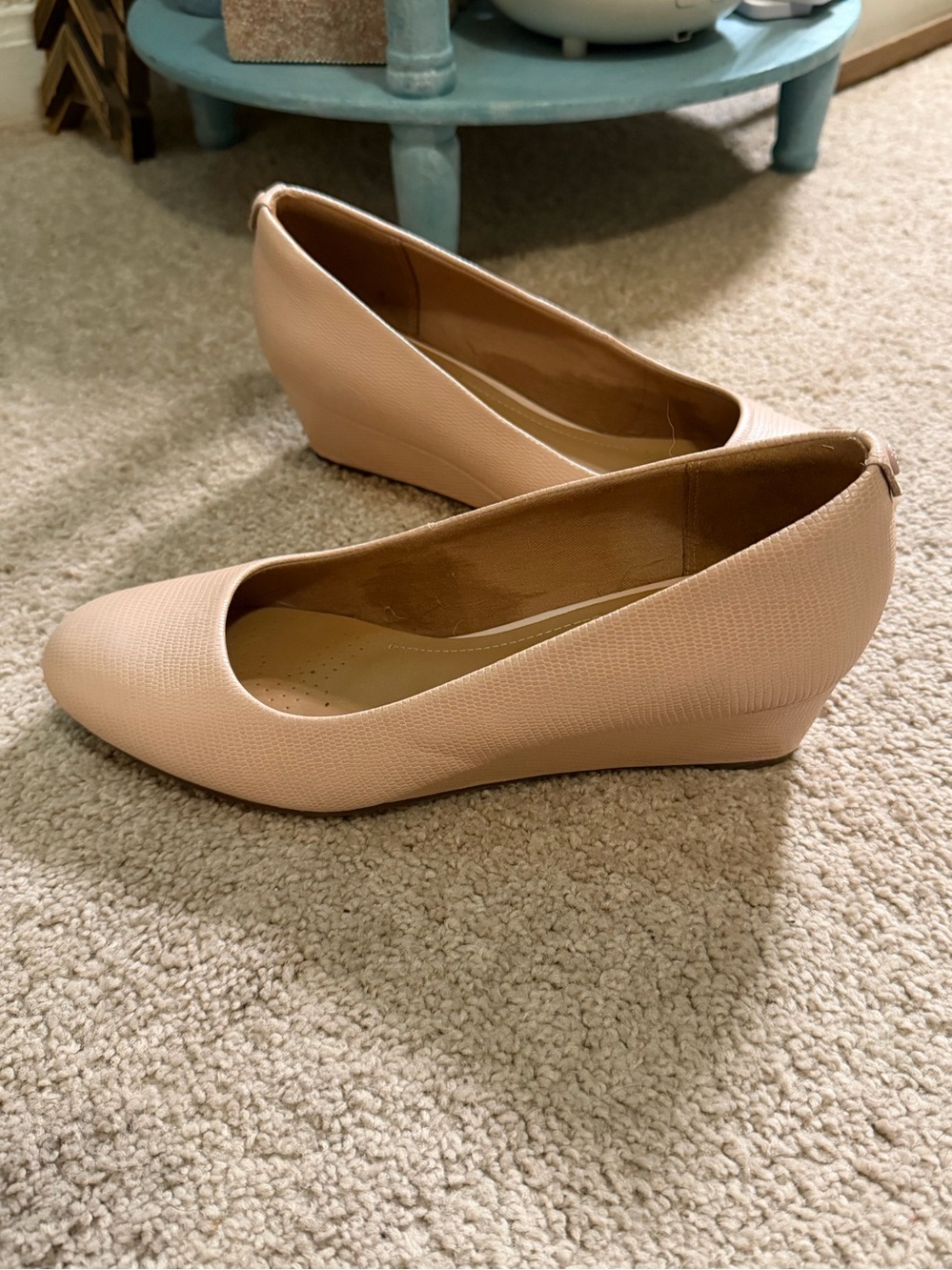 Clarks Olivette Pearl Nude Wedge Pumps Classic Ballet Style Size 8